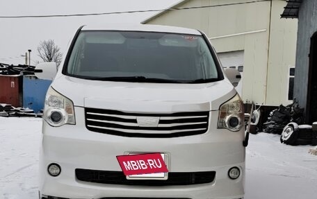 Toyota Noah III, 2012 год, 1 700 000 рублей, 2 фотография