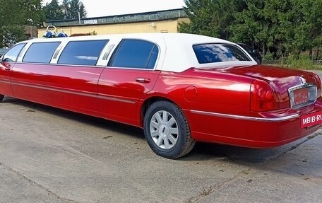 Lincoln Town Car III рестайлинг, 2003 год, 1 000 000 рублей, 3 фотография
