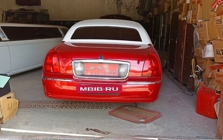 Lincoln Town Car III рестайлинг, 2003 год, 1 000 000 рублей, 2 фотография