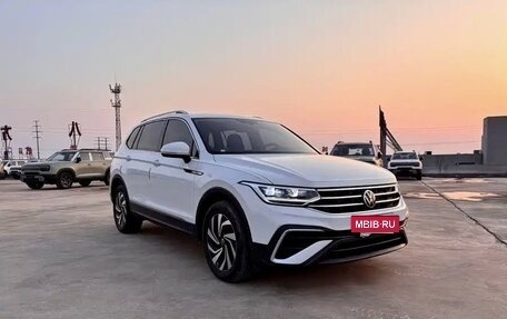 Volkswagen Tiguan II, 2023 год, 2 651 000 рублей, 3 фотография