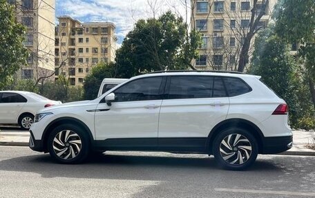 Volkswagen Tiguan II, 2021 год, 2 700 000 рублей, 6 фотография