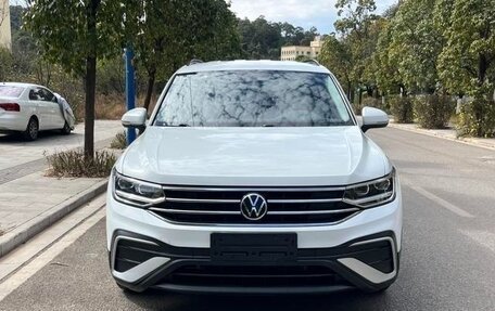 Volkswagen Tiguan II, 2021 год, 2 700 000 рублей, 2 фотография