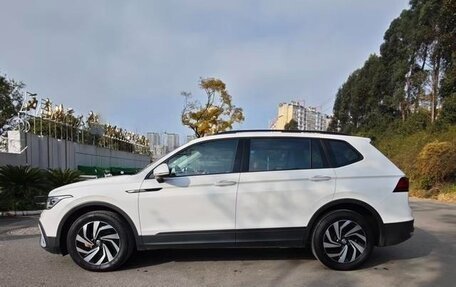 Volkswagen Tiguan II, 2021 год, 2 700 000 рублей, 3 фотография