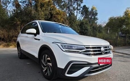 Volkswagen Tiguan II, 2021 год, 2 700 000 рублей, 2 фотография