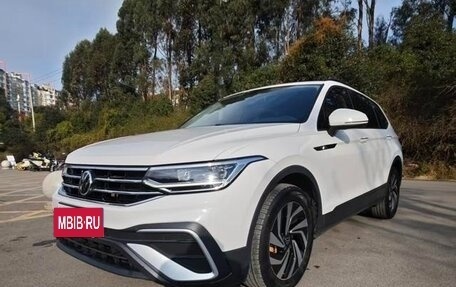 Volkswagen Tiguan II, 2021 год, 2 700 000 рублей, 4 фотография