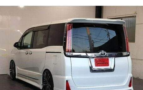 Toyota Noah III, 2017 год, 2 005 000 рублей, 7 фотография