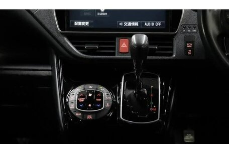 Toyota Noah III, 2017 год, 2 005 000 рублей, 8 фотография