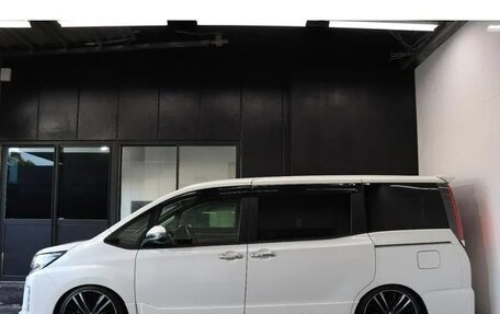 Toyota Noah III, 2017 год, 2 005 000 рублей, 4 фотография