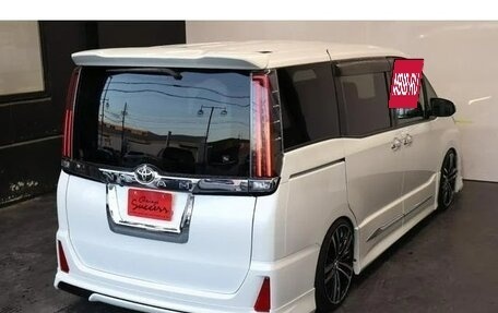 Toyota Noah III, 2017 год, 2 005 000 рублей, 3 фотография