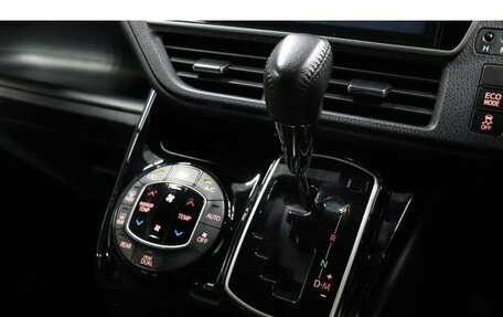 Toyota Noah III, 2017 год, 2 005 000 рублей, 16 фотография