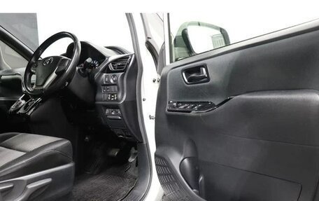 Toyota Noah III, 2017 год, 2 005 000 рублей, 24 фотография