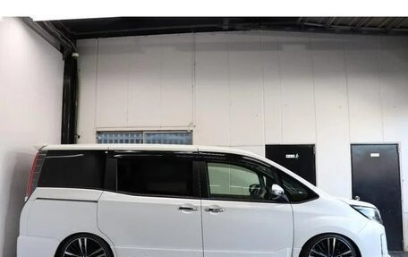 Toyota Noah III, 2017 год, 2 005 000 рублей, 17 фотография