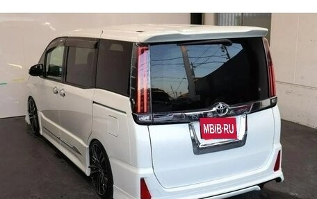 Toyota Noah III, 2017 год, 2 005 000 рублей, 18 фотография