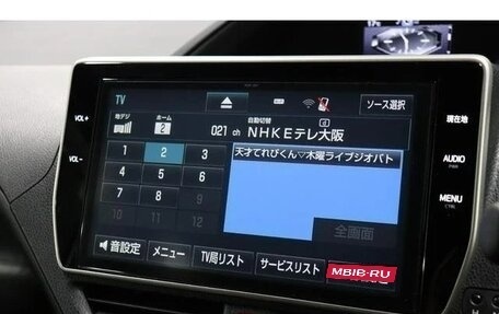 Toyota Noah III, 2017 год, 2 005 000 рублей, 13 фотография