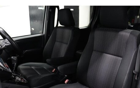 Toyota Noah III, 2017 год, 2 005 000 рублей, 39 фотография