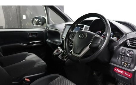 Toyota Noah III, 2017 год, 2 005 000 рублей, 34 фотография