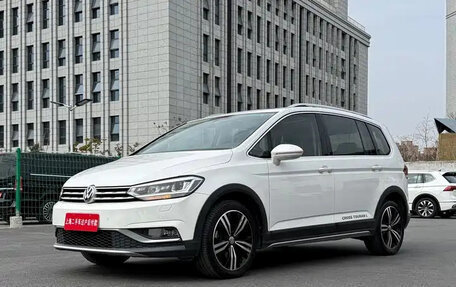 Volkswagen Touran III, 2022 год, 1 729 003 рублей, 2 фотография