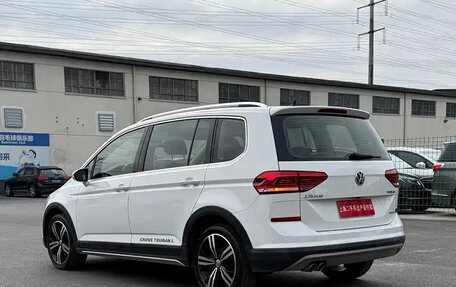 Volkswagen Touran III, 2022 год, 1 729 003 рублей, 5 фотография