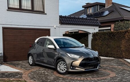 Toyota Yaris, 2023 год, 1 220 000 рублей, 1 фотография