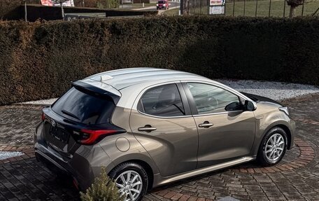 Toyota Yaris, 2023 год, 1 220 000 рублей, 2 фотография