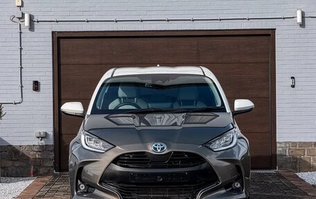 Toyota Yaris, 2023 год, 1 220 000 рублей, 3 фотография