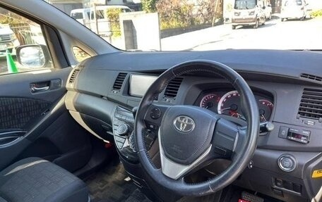 Toyota ISis I, 2012 год, 989 000 рублей, 17 фотография
