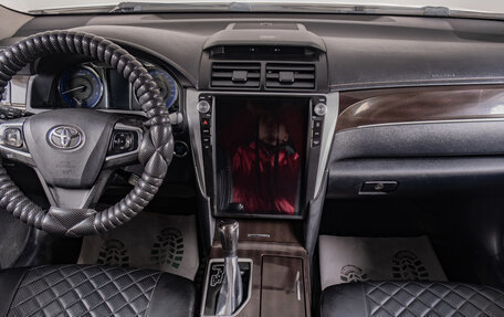 Toyota Camry, 2017 год, 1 989 000 рублей, 10 фотография