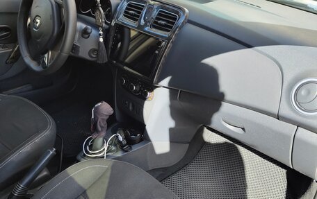 Renault Logan II, 2017 год, 600 000 рублей, 3 фотография