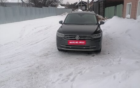 Volkswagen Tiguan II, 2021 год, 3 650 000 рублей, 2 фотография