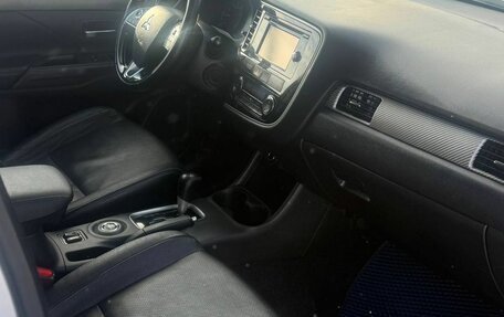 Mitsubishi Outlander III рестайлинг 3, 2015 год, 1 640 000 рублей, 11 фотография