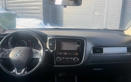 Mitsubishi Outlander III рестайлинг 3, 2015 год, 1 640 000 рублей, 10 фотография