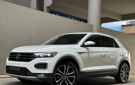 Volkswagen T-Roc I, 2023 год, 1 697 000 рублей, 1 фотография