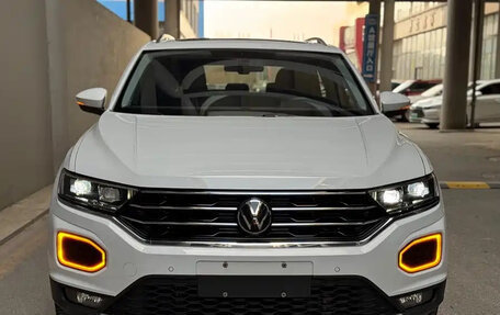 Volkswagen T-Roc I, 2023 год, 1 697 000 рублей, 2 фотография