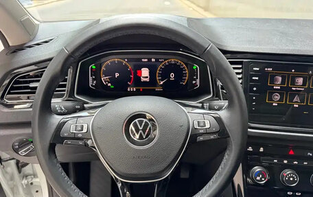 Volkswagen T-Roc I, 2023 год, 1 697 000 рублей, 11 фотография