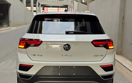 Volkswagen T-Roc I, 2023 год, 1 697 000 рублей, 6 фотография