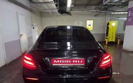 Mercedes-Benz E-Класс, 2020 год, 3 300 000 рублей, 4 фотография