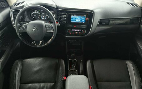 Mitsubishi Outlander III рестайлинг 3, 2016 год, 1 749 000 рублей, 9 фотография