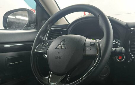 Mitsubishi Outlander III рестайлинг 3, 2016 год, 1 749 000 рублей, 13 фотография