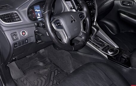 Mitsubishi Pajero Sport III рестайлинг, 2017 год, 3 000 000 рублей, 10 фотография