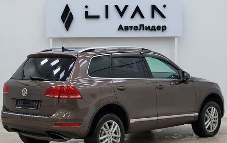 Volkswagen Touareg III, 2011 год, 1 595 000 рублей, 2 фотография