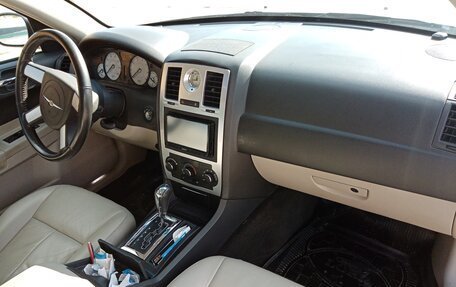 Chrysler 300C II, 2005 год, 2 100 000 рублей, 28 фотография