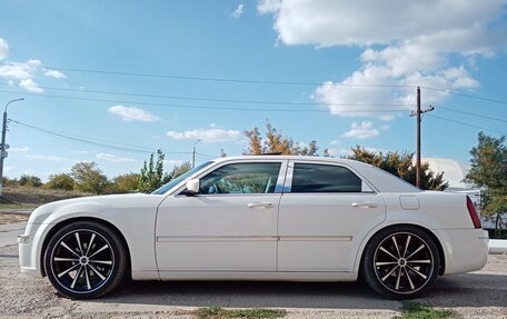 Chrysler 300C II, 2005 год, 2 100 000 рублей, 24 фотография