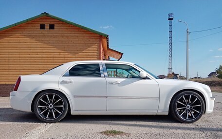 Chrysler 300C II, 2005 год, 2 100 000 рублей, 26 фотография