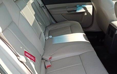 Chrysler 300C II, 2005 год, 2 100 000 рублей, 30 фотография