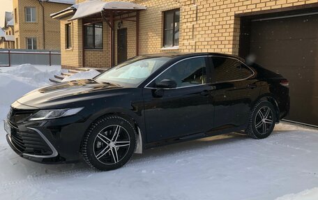 Toyota Camry, 2021 год, 3 050 000 рублей, 2 фотография