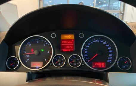 Volkswagen Touareg III, 2005 год, 915 000 рублей, 11 фотография