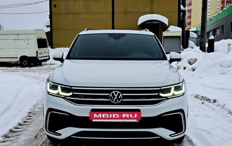 Volkswagen Tiguan II, 2021 год, 4 000 000 рублей, 2 фотография