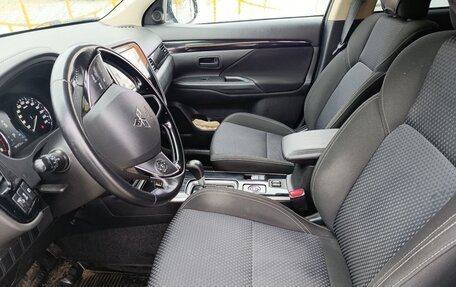 Mitsubishi Outlander III рестайлинг 3, 2019 год, 2 300 000 рублей, 9 фотография