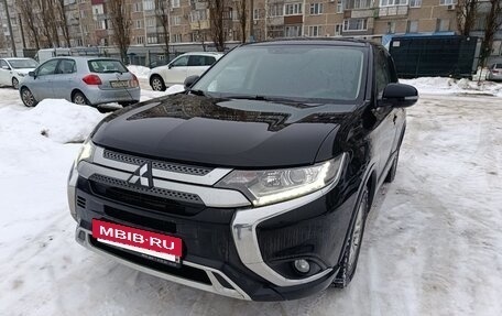 Mitsubishi Outlander III рестайлинг 3, 2019 год, 2 300 000 рублей, 3 фотография