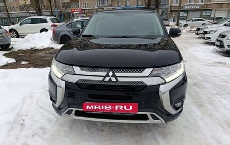 Mitsubishi Outlander III рестайлинг 3, 2019 год, 2 300 000 рублей, 2 фотография